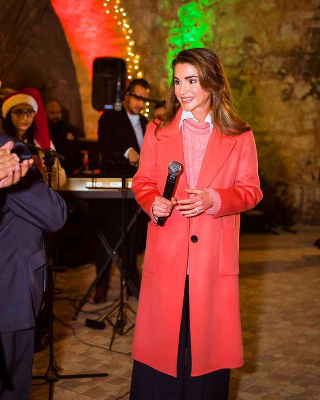 Bắt trend xuất sắc như Hoàng hậu Rania: Diện ngay màu chủ đạo của năm 2019 và còn minh họa cách mặc chuẩn đẹp - Ảnh 1.