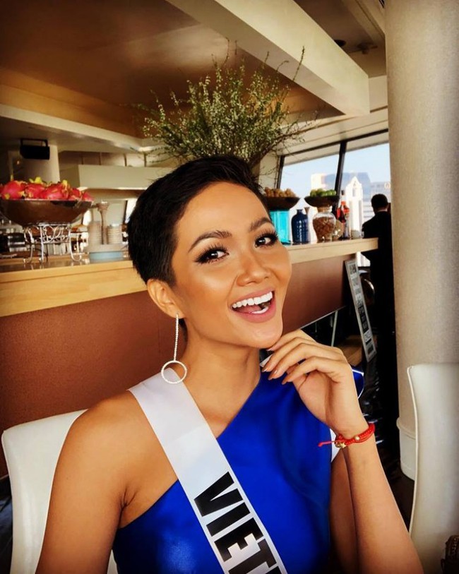 HHen Niê xử đẹp trang phục khó nhằn, tự tin tạo dáng trong buổi chụp hình tại Miss Universe 2018 - Ảnh 4.