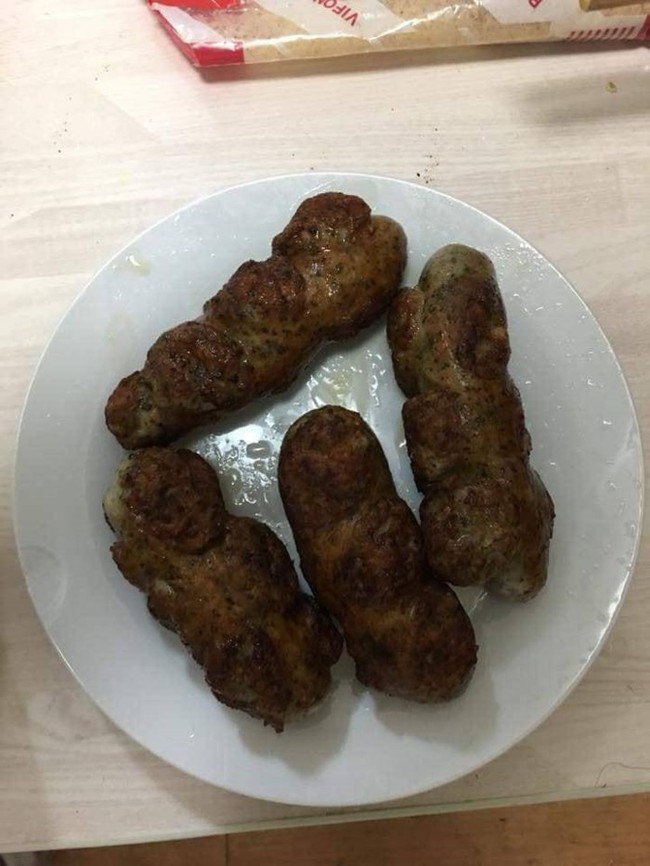 Bắt gặp đĩa xúc xích nhìn đã muốn no, cô gái còn khiến dân mạng cười muốn tắt thở - Ảnh 4. Bắt gặp đĩa xúc xích nhìn đã muốn no, cô gái còn khiến dân mạng cười muốn tắt thở - Ảnh 4.