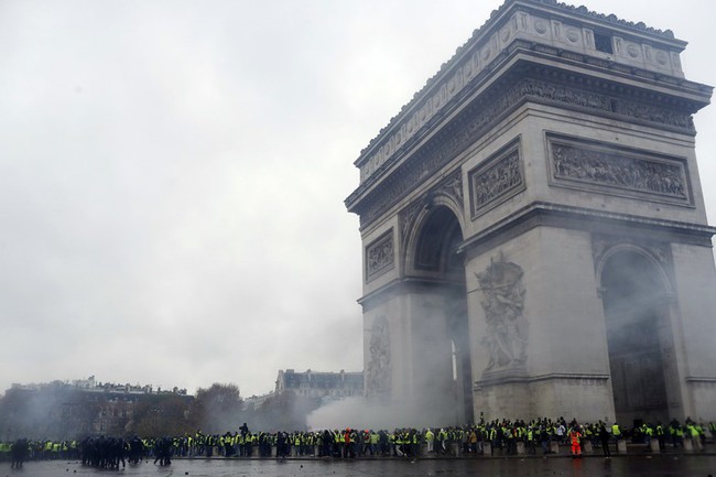 Khải Hoàn Môn huyền thoại chìm trong khói lửa và đổ vỡ sau cuộc biểu tình lớn nhất thập kỷ ở Paris - Ảnh 1.