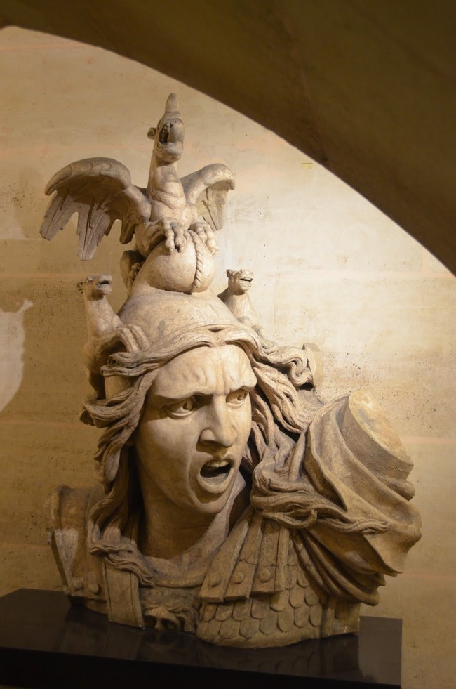 Bức tượng Marianne vỡ nát trở thành biểu tượng của cuộc bạo động Paris những ngày qua - Ảnh 1.