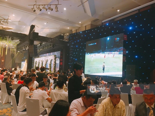 Cô dâu chú rể bật bóng đá ngay trong đám cưới, cùng quan khách nhiệt tình cổ vũ cho đội tuyển Việt Nam trận bán kết lượt đi - Ảnh 4.