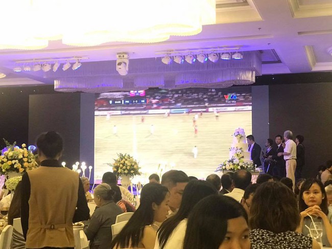 Cô dâu chú rể bật bóng đá ngay trong đám cưới, cùng quan khách nhiệt tình cổ vũ cho đội tuyển Việt Nam trận bán kết lượt đi - Ảnh 5.