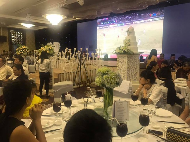 Cô dâu chú rể bật bóng đá ngay trong đám cưới, cùng quan khách nhiệt tình cổ vũ cho đội tuyển Việt Nam trận bán kết lượt đi - Ảnh 6.