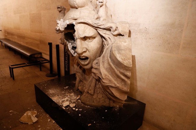 Khải Hoàn Môn huyền thoại chìm trong khói lửa và đổ vỡ sau cuộc biểu tình lớn nhất thập kỷ ở Paris - Ảnh 3.