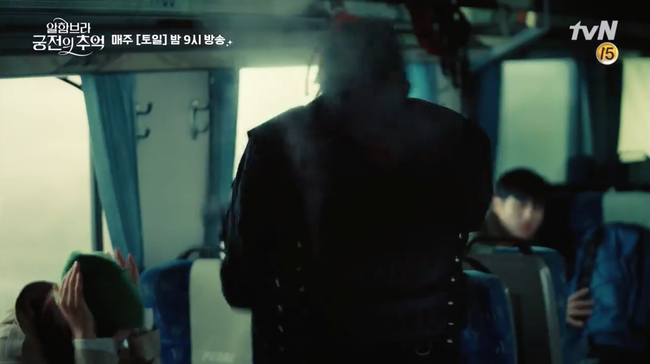Hyun Bin khiến fan ngất ngây với màn đấu súng cực ngầu trên tàu lửa - Ảnh 7.