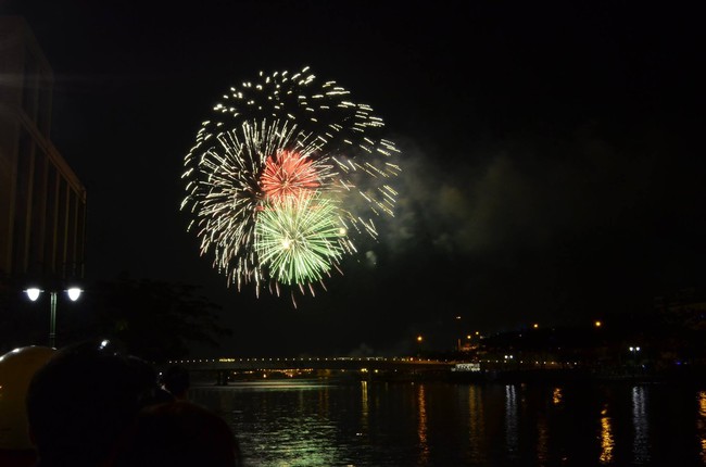 Những điểm lý tưởng xem pháo hoa dịp Tết dương lịch 2019 tại Sài Gòn, bắn 2 nơi nhưng trăm chỗ ngắm - Ảnh 2.