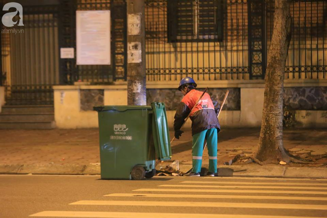 Đêm lạnh buốt dưới 9 độ C, người vô gia cư nằm ngủ co ro bên vỉa hè Hà Nội - Ảnh 13.