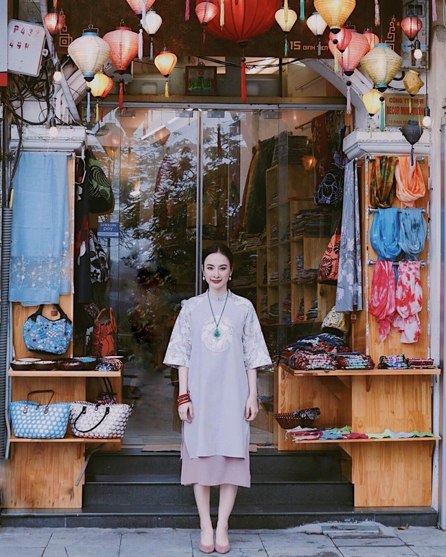 Thời trang “phang” thời tiết như Angela Phương Trinh và Tiểu Vy: Nàng diện croptop, cô mặc áo dài tung tăng giữa trời 11 độ - Ảnh 2.