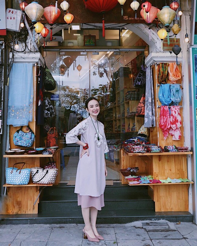 Thời trang “phang” thời tiết như Angela Phương Trinh và Tiểu Vy: Nàng diện croptop, cô mặc áo dài tung tăng giữa trời 11 độ - Ảnh 1.