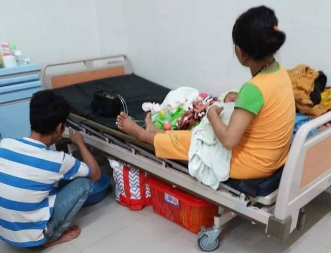 Hai bé gái song sinh suy dinh dưỡng trên tay mẹ nghèo dân tộc, thiếu sữa tã và không có tiền chữa bệnh - Ảnh 4. Hai bé gái song sinh suy dinh dưỡng trên tay mẹ nghèo dân tộc, thiếu sữa tã và không có tiền chữa bệnh - Ảnh 4.