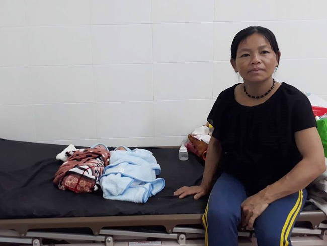 Hai bé gái song sinh suy dinh dưỡng trên tay mẹ nghèo dân tộc, thiếu sữa tã và không có tiền chữa bệnh - Ảnh 5. Hai bé gái song sinh suy dinh dưỡng trên tay mẹ nghèo dân tộc, thiếu sữa tã và không có tiền chữa bệnh - Ảnh 5.