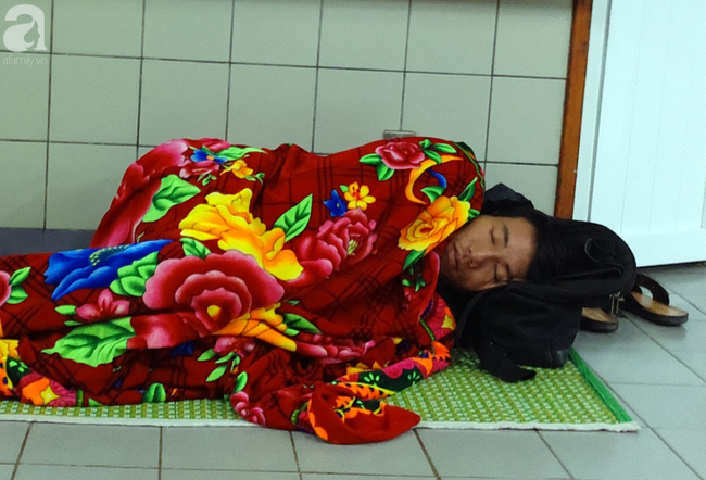 Những giấc ngủ không trọn vẹn trong bệnh viện giữa đêm đông lạnh buốt dưới 10 độ C - Ảnh 1.