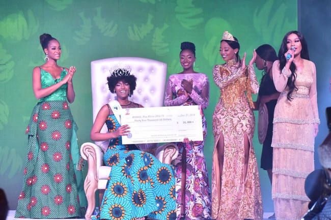 Nhọ như Hoa hậu châu Phi 2018: Chưa kịp ăn mừng đăng quang đã bị pháo bắn cháy cả bộ đầu tóc, hốt hoảng dập lửa ngay trên sân khấu - Ảnh 4.