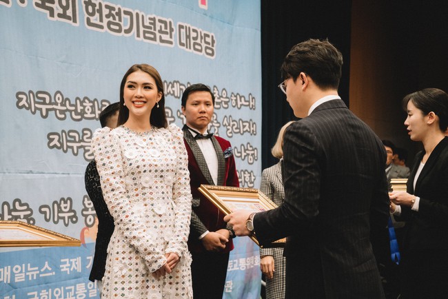 Đụng hàng Hồ Ngọc Hà, Hoa hậu Tường Linh vẫn tự tin nhận giải thưởng ở Hàn Quốc  - Ảnh 2.