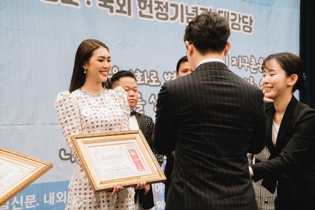 Đụng hàng Hồ Ngọc Hà, Hoa hậu Tường Linh vẫn tự tin nhận giải thưởng ở Hàn Quốc  - Ảnh 3.