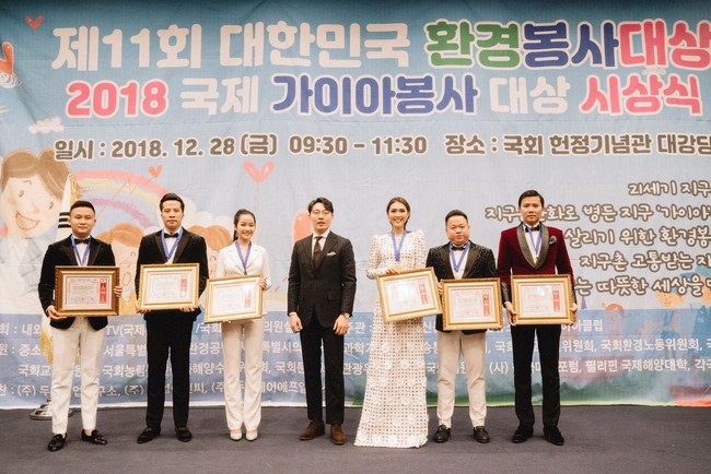 Đụng hàng Hồ Ngọc Hà, Hoa hậu Tường Linh vẫn tự tin nhận giải thưởng ở Hàn Quốc  - Ảnh 4.
