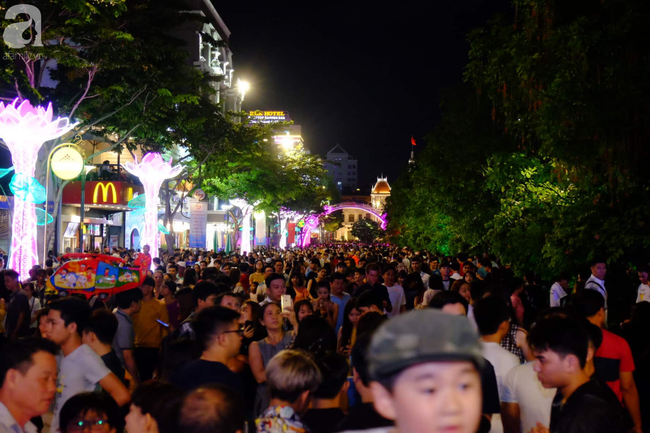 Chào năm mới 2019, người dân cả nước hạnh phúc ngắm màn pháo hoa rực rỡ rợp trời - Ảnh 31.