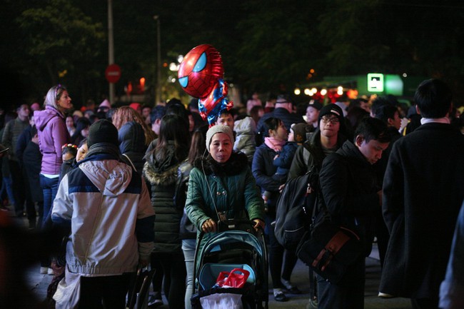 Chào năm mới 2019, người dân cả nước hạnh phúc ngắm màn pháo hoa rực rỡ rợp trời - Ảnh 47.