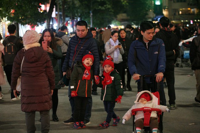 Chào năm mới 2019, người dân cả nước hạnh phúc ngắm màn pháo hoa rực rỡ rợp trời - Ảnh 52.