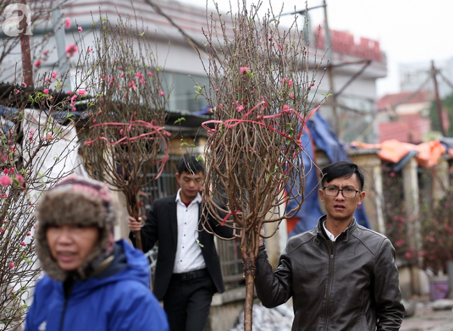 Hà Nội: Người dân ùn ùn kéo đến chợ hoa mua đào Nhật Tân trước thời khắc giao thừa - Ảnh 12.