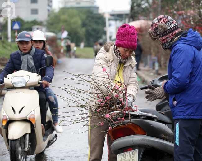 Hà Nội: Người dân ùn ùn kéo đến chợ hoa mua đào Nhật Tân trước thời khắc giao thừa - Ảnh 13.