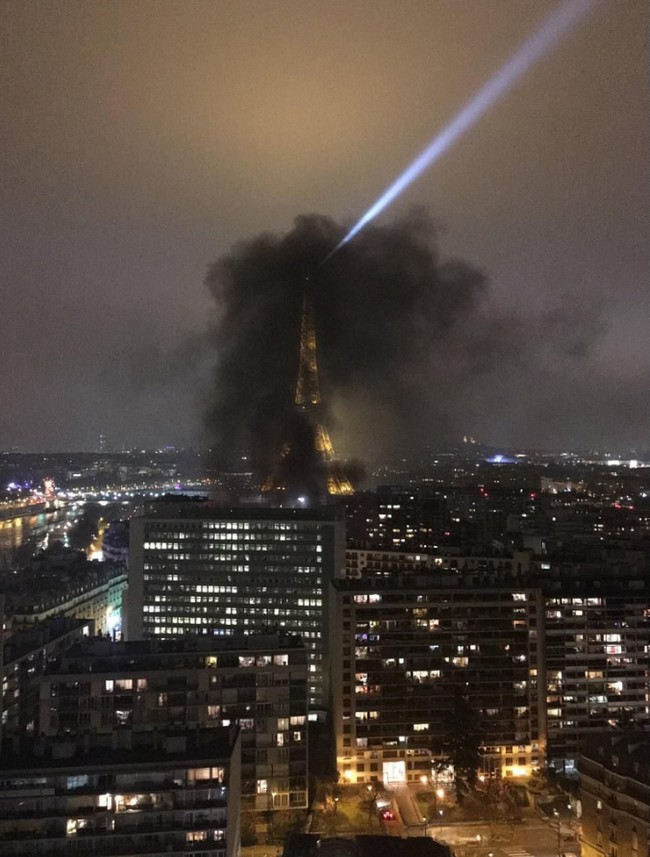 Sau Khải Hoàn Môn, đến lượt tháp Eiffel chìm trong khói đen ngùt ngụt của biểu tình đốt phá suốt đêm - Ảnh 1.