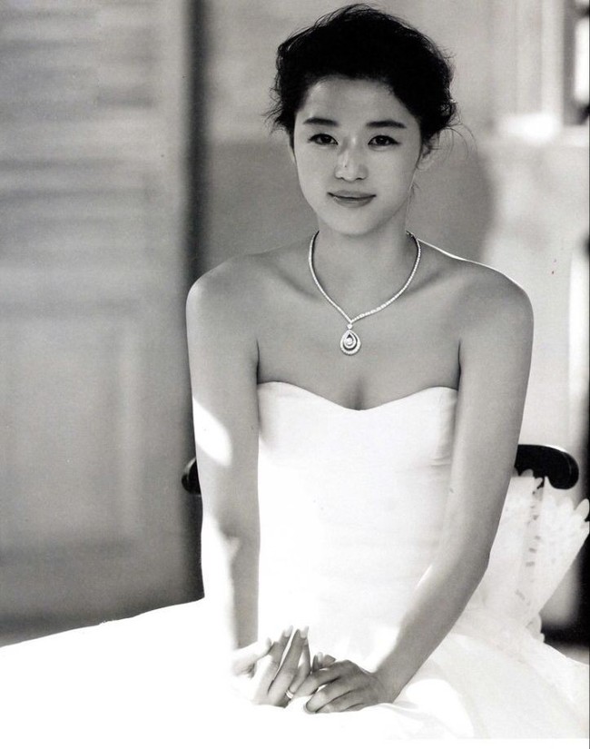 Ảnh cưới của mợ chảnh Jeon Ji Hyun gây sốt sau 6 năm: Huyền thoại nhan sắc đỉnh nhất Kbiz là đây! - Ảnh 9.