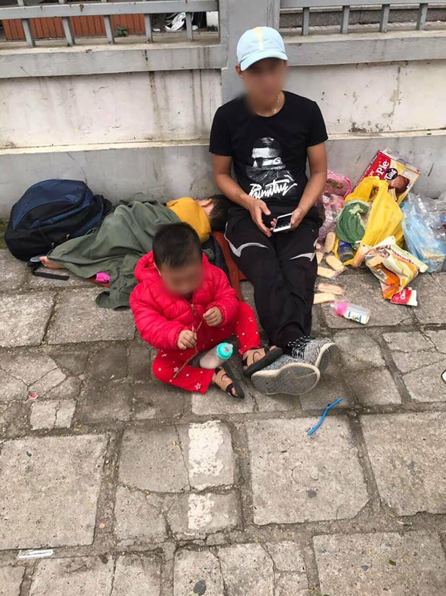 Chồng trẻ ôm hai con thơ vạ vật vỉa hè Hà Nội để níu kéo vợ quay về - Ảnh 1. Chồng trẻ ôm hai con thơ vạ vật vỉa hè Hà Nội để níu kéo vợ quay về - Ảnh 1.