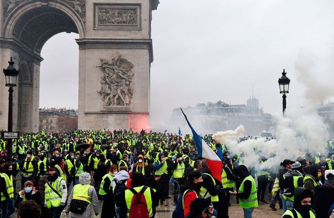 Clip cảnh sát Pháp cởi mũ bảo hiểm làm hòa với người biểu tình lan truyền mạnh trên MXH - Ảnh 2.
