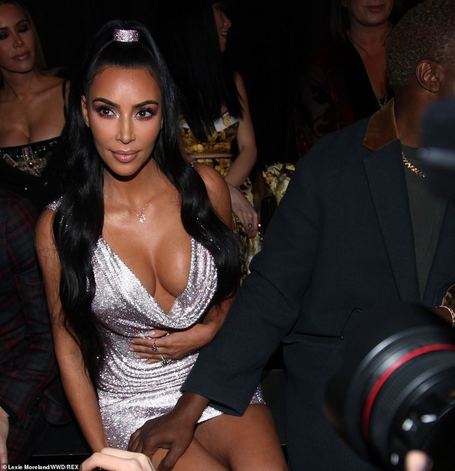 Kim Kardashian hút triệu like với ảnh gần như nude khoe lấp ló vòng 1 - Ảnh 4.