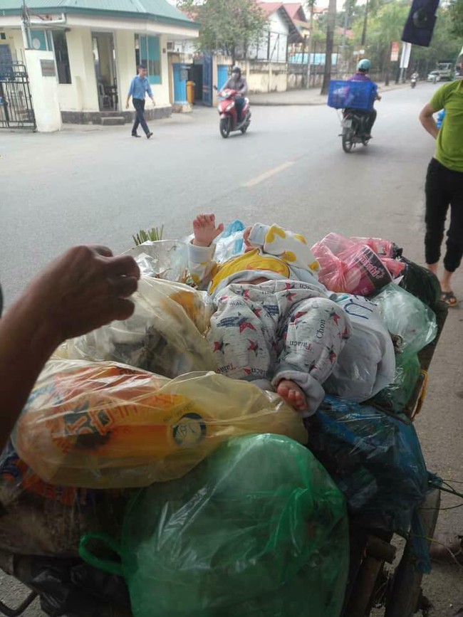 Hà Nội: Nữ công nhân môi trường hốt hoảng phát hiện bé trai sơ sinh còn sống, bị bỏ ngay trên đống rác trong thùng - Ảnh 3.