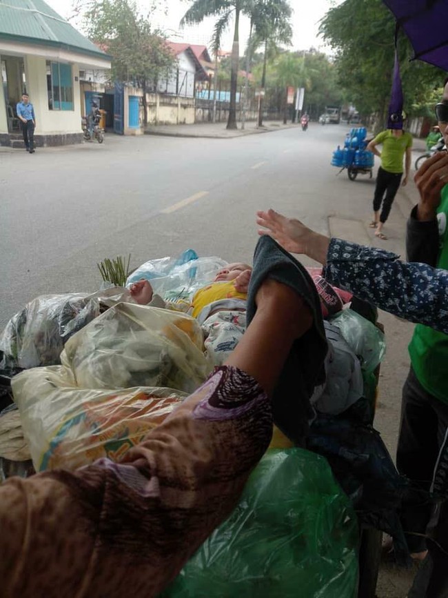 Hà Nội: Nữ công nhân môi trường hốt hoảng phát hiện bé trai sơ sinh còn sống, bị bỏ ngay trên đống rác trong thùng - Ảnh 2.