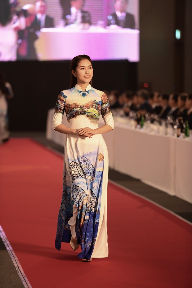 Vũ “sắt đạo diễn catwalk cho bà xã sang Hàn Quốc trình diễn cùng Quỳnh búp bê, Huyền My và Nam Em - Ảnh 3.