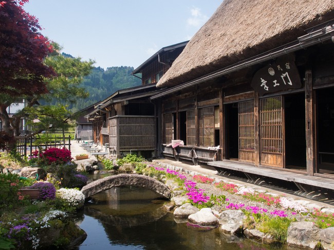 Cuộc sống yên bình của người dân trong 150 ngôi nhà mái dốc thuộc ngôi làng đẹp nhất Nhật Bản - Ảnh 23.