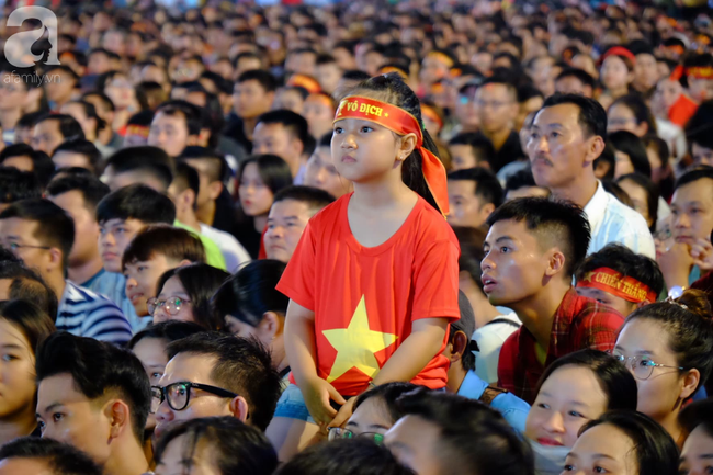 Tới đêm, hàng triệu người hâm mộ vẫn đổ xuống đường đi bão mừng Việt Nam vào Bán kết AFF Cup - Ảnh 26.