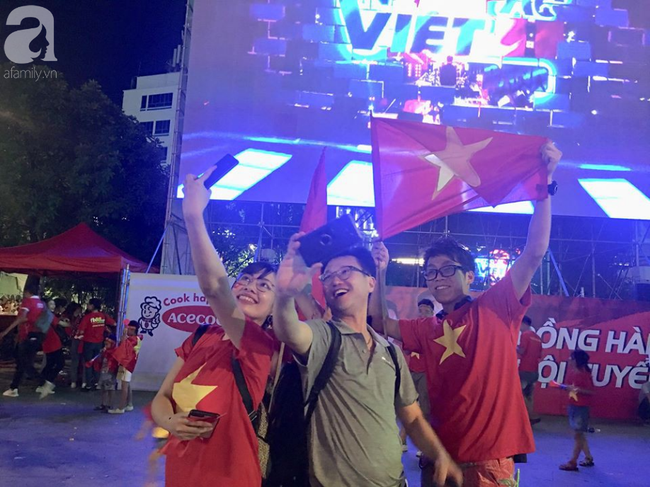 Tới đêm, hàng triệu người hâm mộ vẫn đổ xuống đường đi bão mừng Việt Nam vào Bán kết AFF Cup - Ảnh 25.