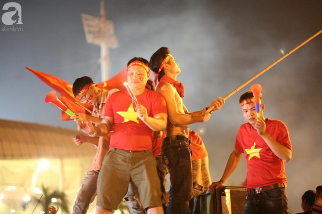 Tới đêm, hàng triệu người hâm mộ vẫn đổ xuống đường đi bão mừng Việt Nam vào Bán kết AFF Cup - Ảnh 14.