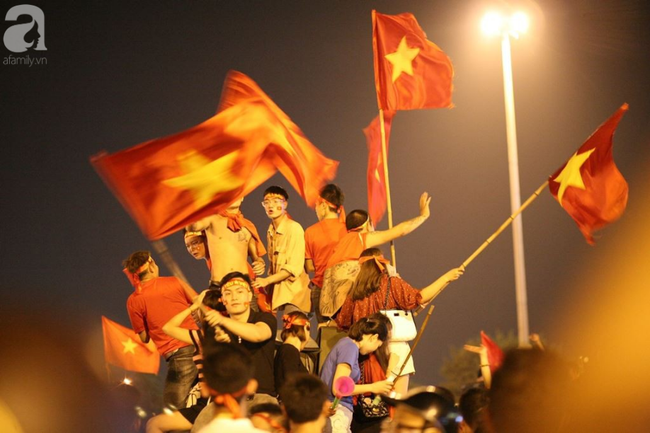 Tới đêm, hàng triệu người hâm mộ vẫn đổ xuống đường đi bão mừng Việt Nam vào Bán kết AFF Cup - Ảnh 9.