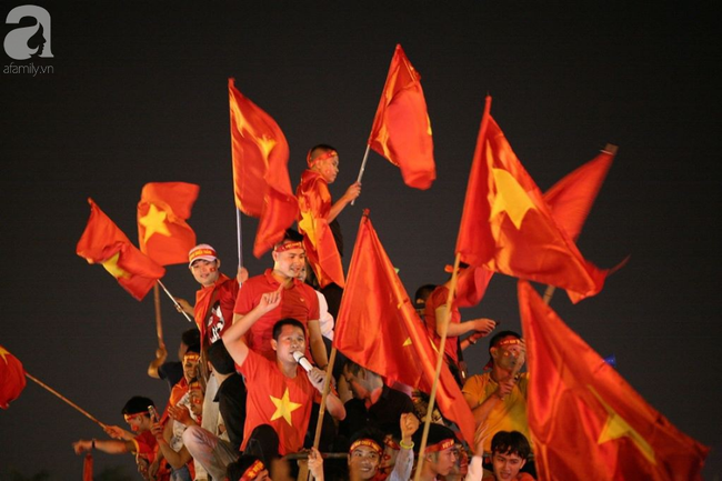 Tới đêm, hàng triệu người hâm mộ vẫn đổ xuống đường đi bão mừng Việt Nam vào Bán kết AFF Cup - Ảnh 10.