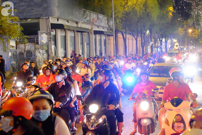 Tới đêm, hàng triệu người hâm mộ vẫn đổ xuống đường đi bão mừng Việt Nam vào Bán kết AFF Cup - Ảnh 12.