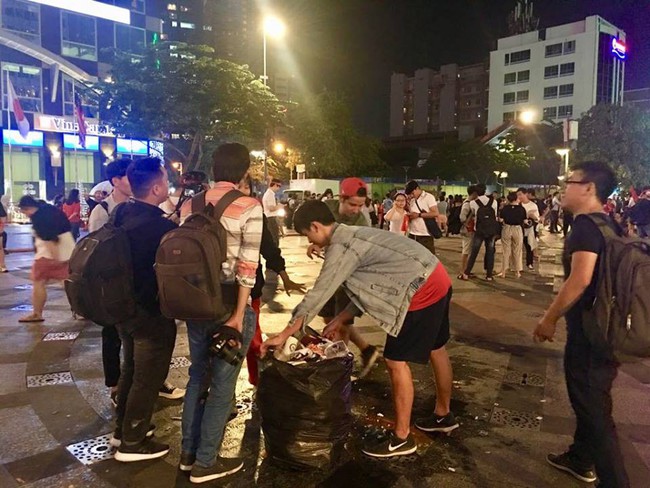 Hình ảnh đẹp: Nhiều bạn trẻ ở Sài Gòn không ngại bẩn, dọn sạch rác trên phố đi bộ sau chiến thắng của Việt Nam - Ảnh 3.
