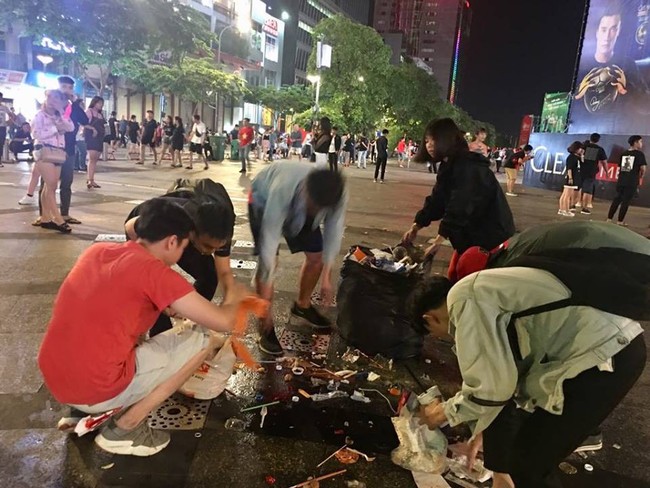 Hình ảnh đẹp: Nhiều bạn trẻ ở Sài Gòn không ngại bẩn, dọn sạch rác trên phố đi bộ sau chiến thắng của Việt Nam - Ảnh 1.