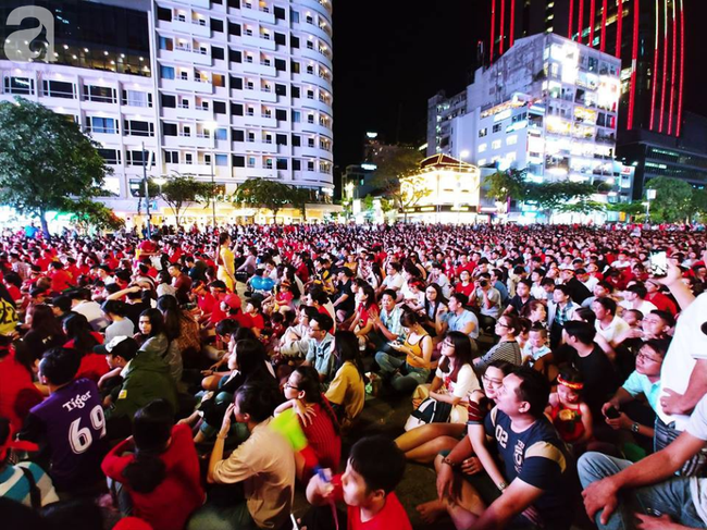 Tới đêm, hàng triệu người hâm mộ vẫn đổ xuống đường đi bão mừng Việt Nam vào Bán kết AFF Cup - Ảnh 27.