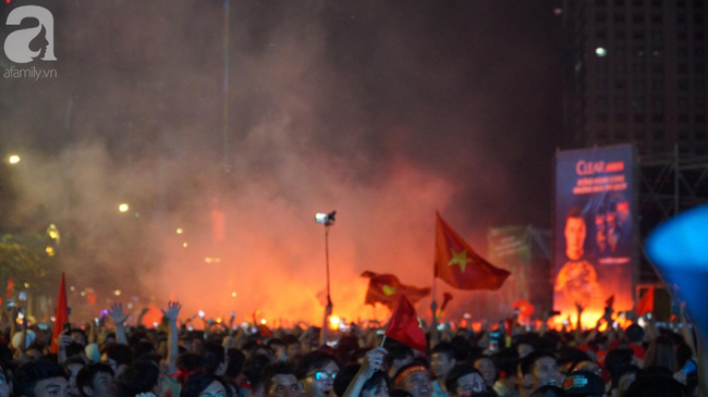Tới đêm, hàng triệu người hâm mộ vẫn đổ xuống đường đi bão mừng Việt Nam vào Bán kết AFF Cup - Ảnh 21.