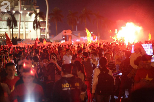 Tới đêm, hàng triệu người hâm mộ vẫn đổ xuống đường đi bão mừng Việt Nam vào Bán kết AFF Cup - Ảnh 11.