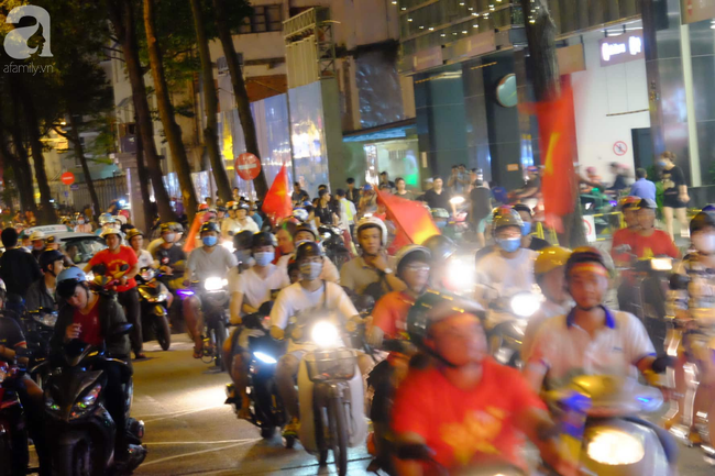 Tới đêm, hàng triệu người hâm mộ vẫn đổ xuống đường đi bão mừng Việt Nam vào Bán kết AFF Cup - Ảnh 13.