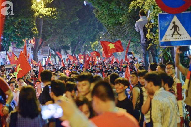 Tới đêm, hàng triệu người hâm mộ vẫn đổ xuống đường đi bão mừng Việt Nam vào Bán kết AFF Cup - Ảnh 5.