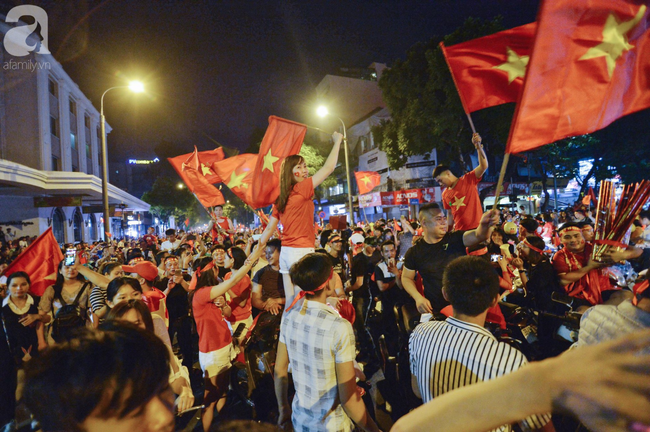 Tới đêm, hàng triệu người hâm mộ vẫn đổ xuống đường đi bão mừng Việt Nam vào Bán kết AFF Cup - Ảnh 3.