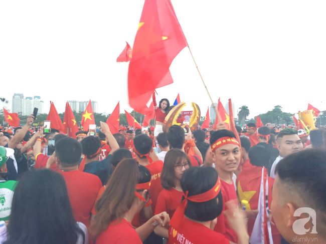 Tới đêm, hàng triệu người hâm mộ vẫn đổ xuống đường đi bão mừng Việt Nam vào Bán kết AFF Cup - Ảnh 38.